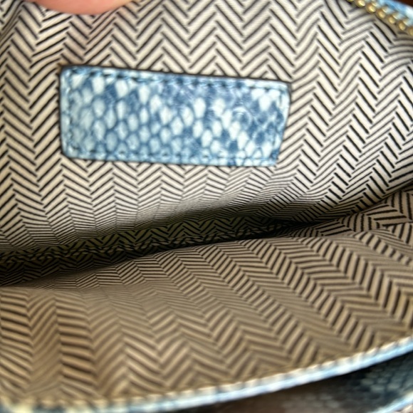 💖New listing! Blue snake skin print crossbody/ wristlet purse. - Picture 6 of 11